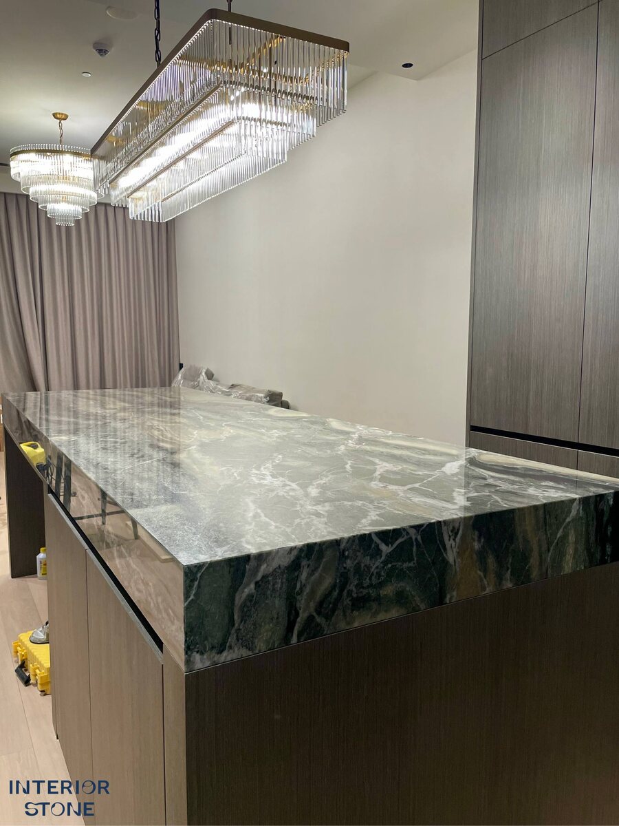 Кухонный остров из натурального кварцита