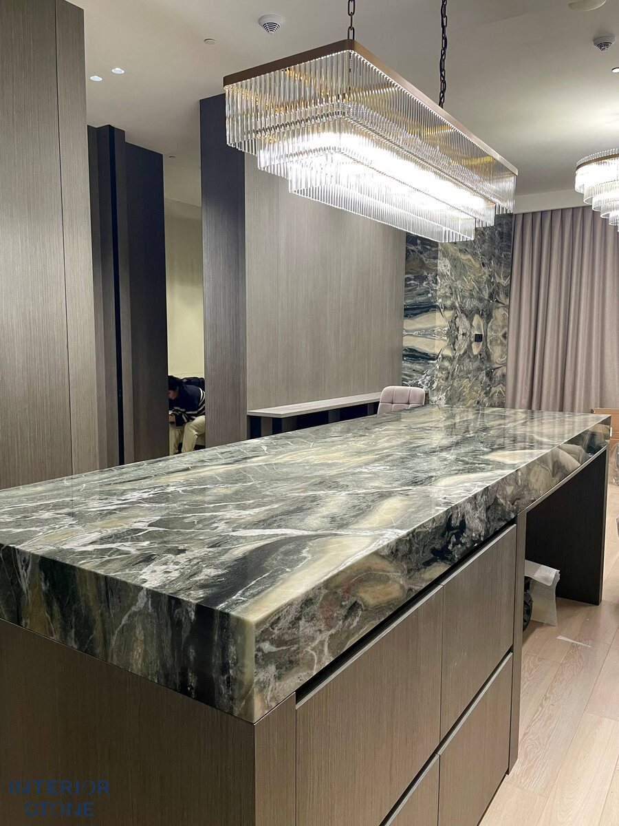 Кухонный остров из натурального кварцита