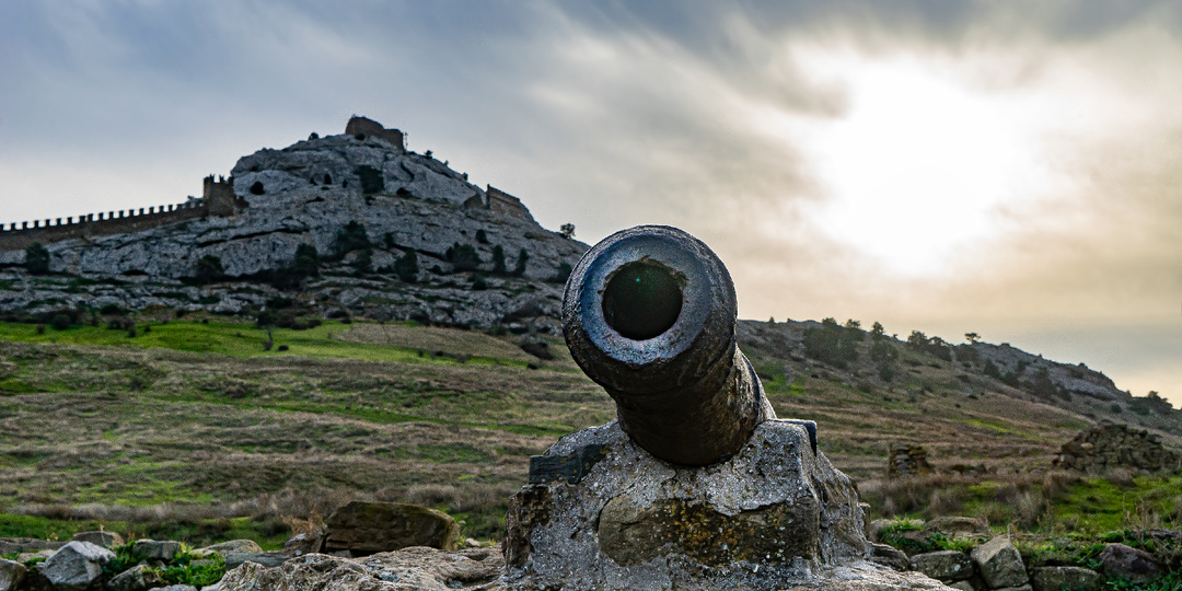 Судакская крепость – одна из открыточных достопримечательностей Крыма