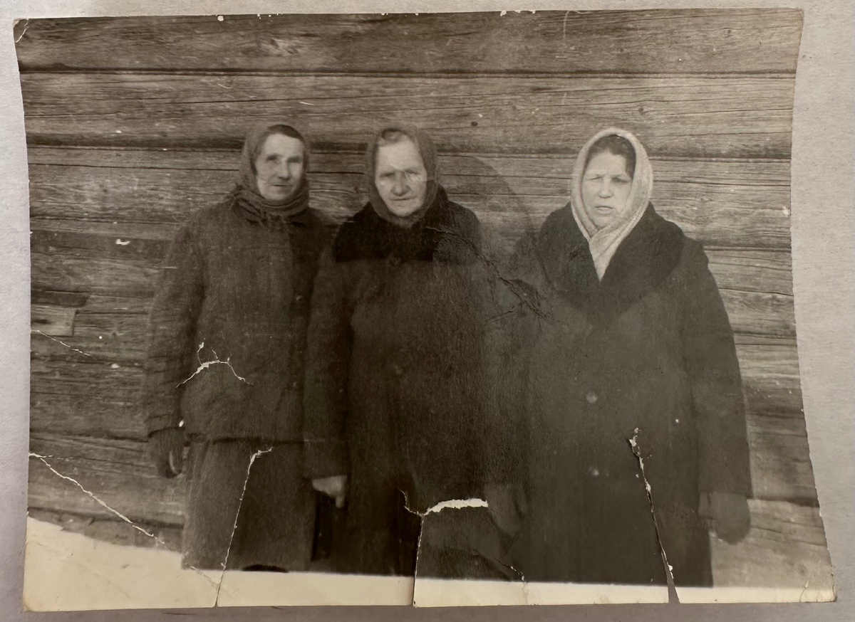 Тут прабабушка Фая по центру, справа - ее дочь Тамара (моя бабушка)