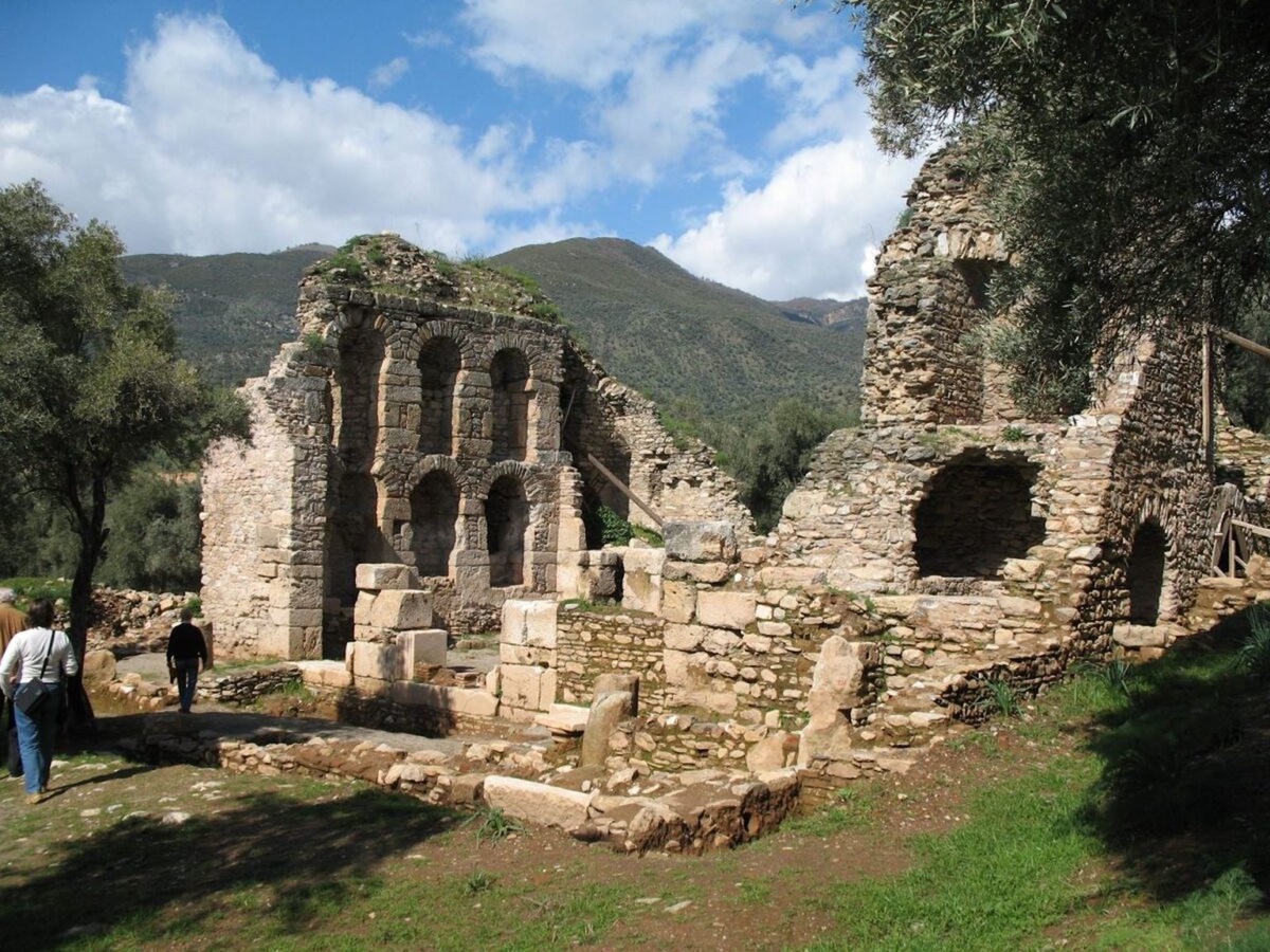    Найденная лестница наглядно демонстрирует, как библиотека была интегрирована в городскую среду Нисы.