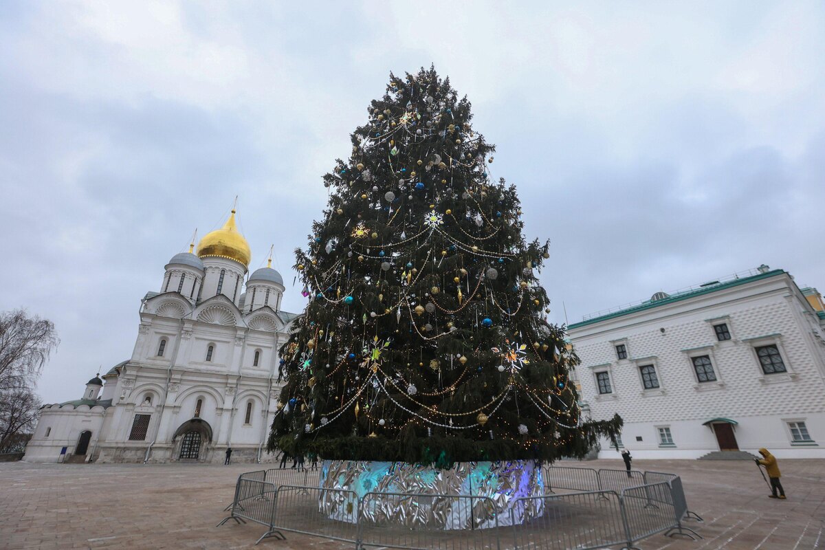 Ярослав Чингаев / Агентство «Москва»📷Украшение главной новогодней ели России на Соборной площади Московского Кремля
