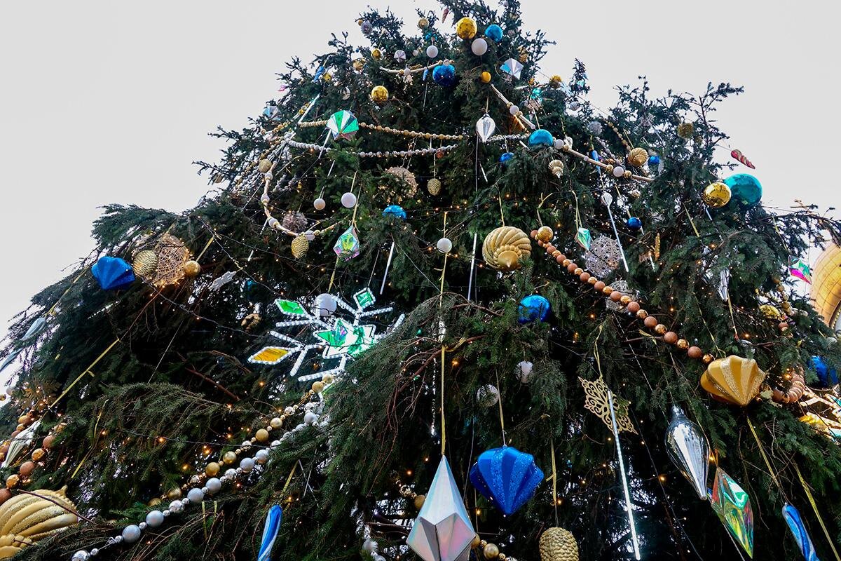 Ярослав Чингаев / Агентство «Москва»📷Украшение главной новогодней ели России на Соборной площади Московского Кремля