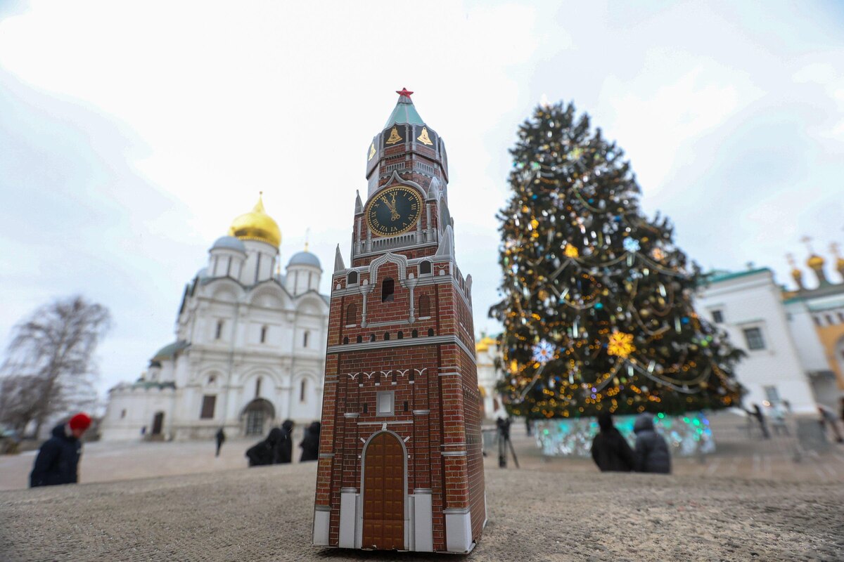 Ярослав Чингаев / Агентство «Москва»📷Украшение главной новогодней ели России на Соборной площади Московского Кремля