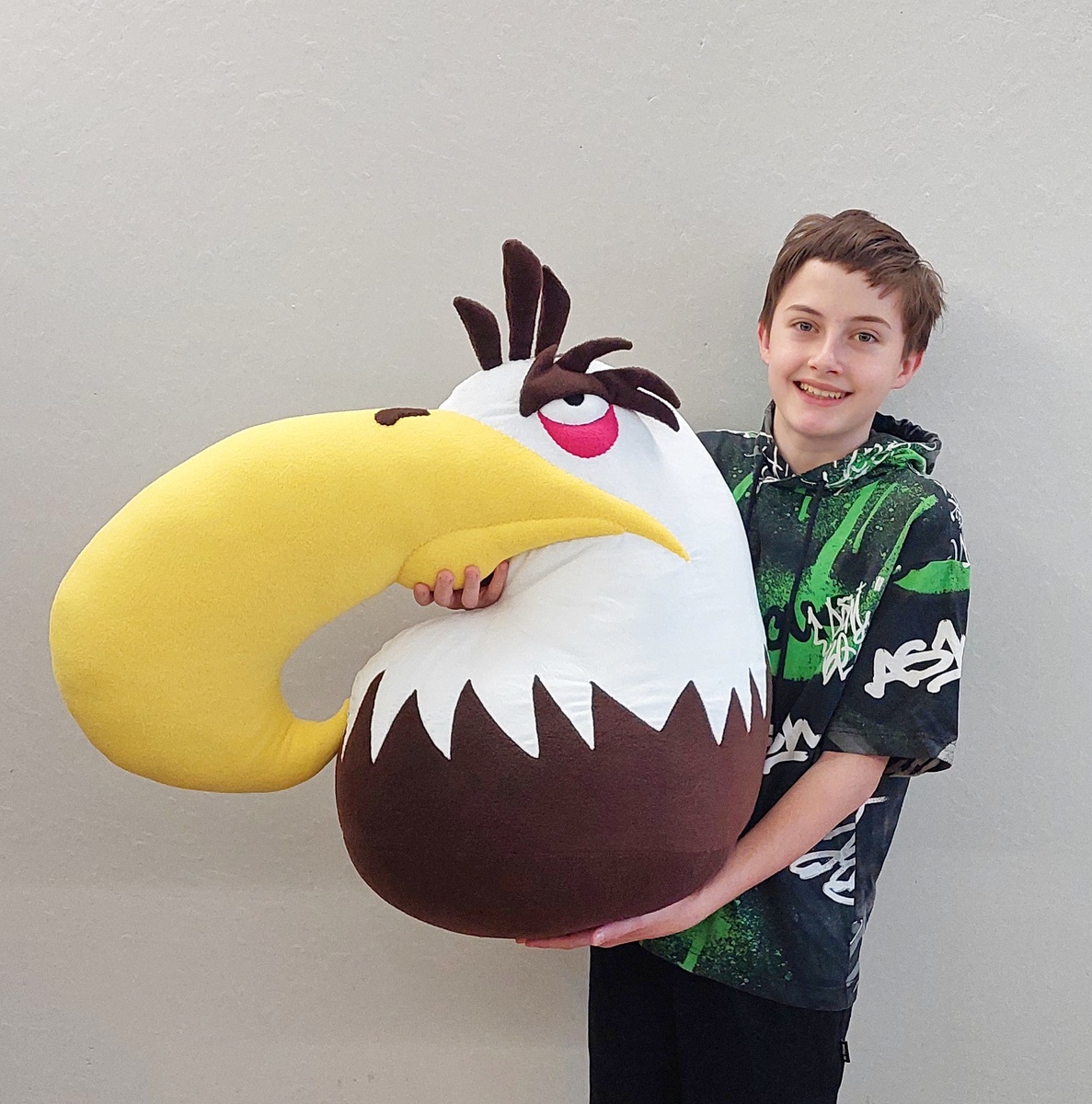 Вы только посмотрите, какой офигенский этот парень! И орёл шикарный 😁