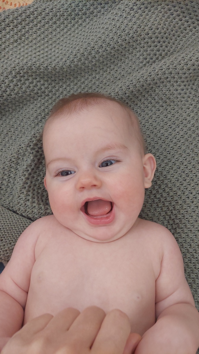 Это я смешила дочерь, чтобы сфотографировать новоявленный зуб, но краешек ещё совсем крохотный и его не видно 😁