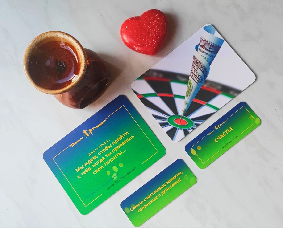 В одной колоде карты разного размера и присутсвуют карты с надписями и с картинками.