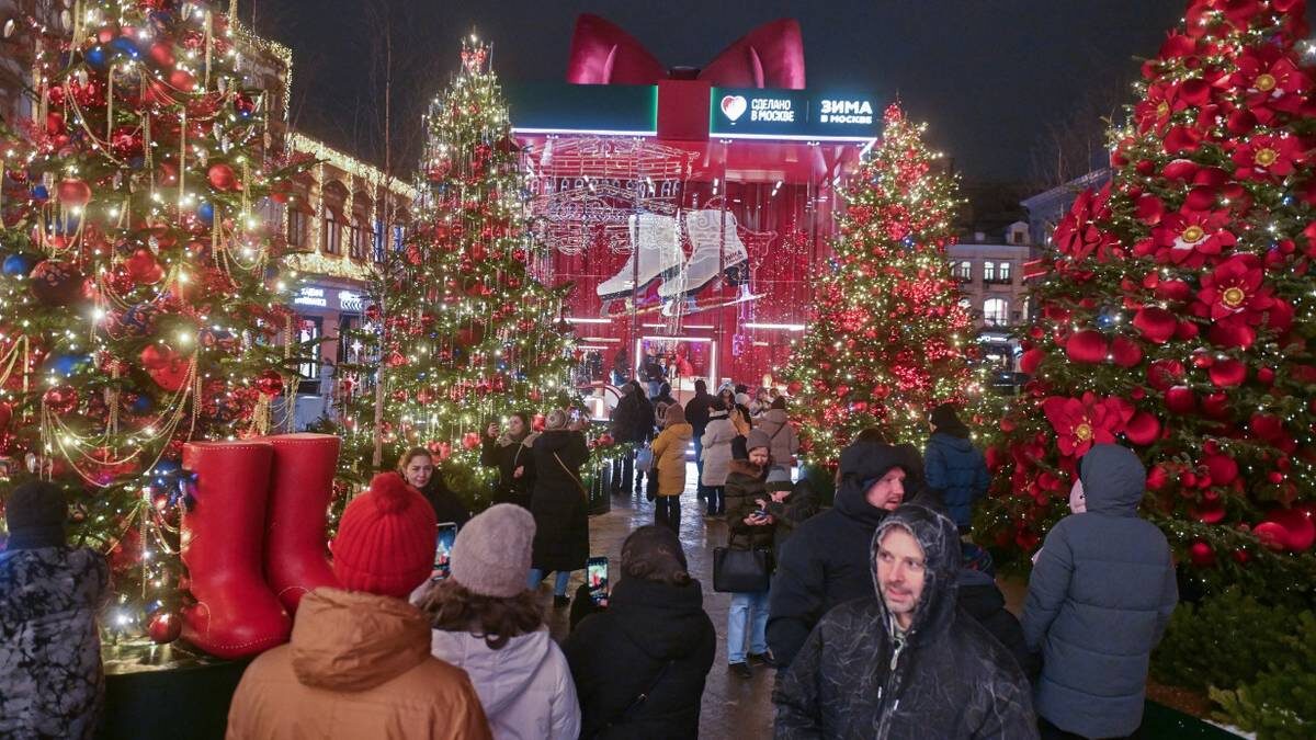    Посетители на открытии выставки елей у ЦУМа на фестивале «Путешествие в Рождество» / Фото: Михаил Воскресенский / РИА Новости