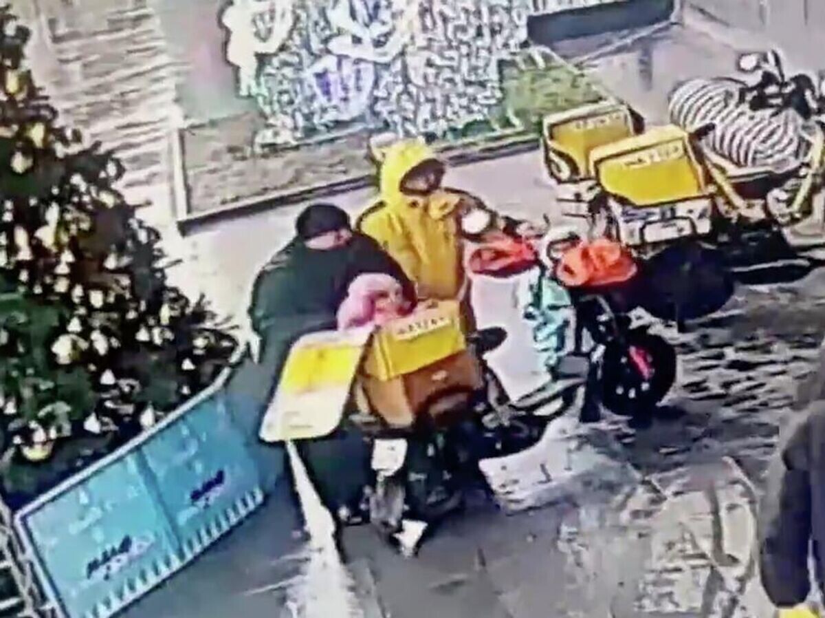    Кадр видео с курьерами, которые перевозили детей в курьерских сумках в Подмосковье | © Соцсети