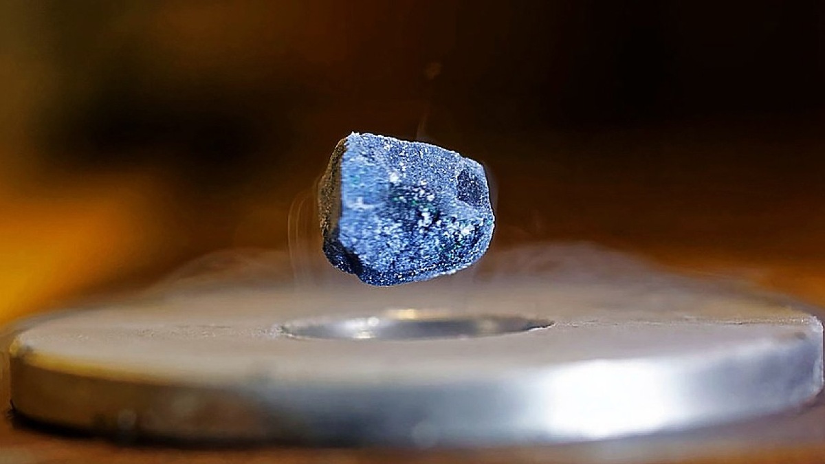    Сверхпроводники могли бы стать основой для очередной технической революции, но работать они могут только при сверхнизких температурах