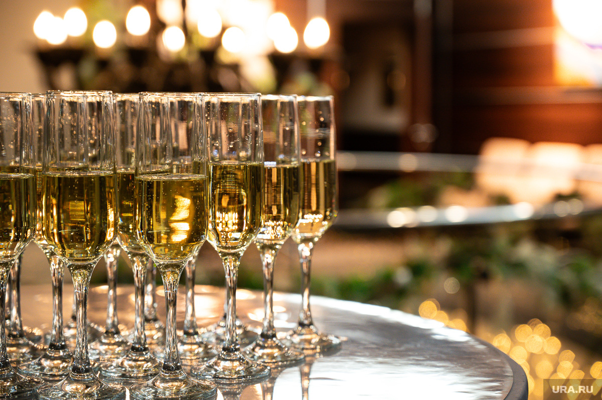 Мошенники имитируют шампанское, разбавляя спиртом похожий по цвету газированный напиток. Фото: Руслан Яроцкий © URA.RU