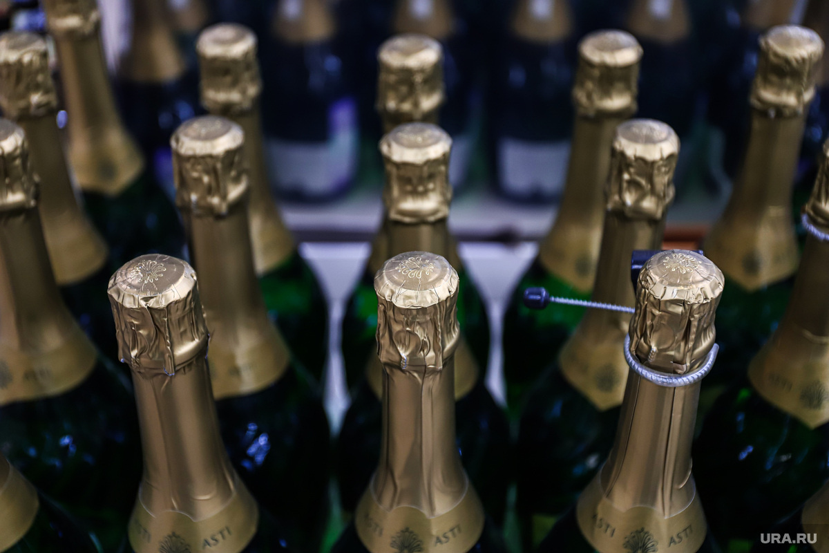 По этикетке можно определить, качественное перед вами шампанское или фальсификат. Фото: Размик Закарян © URA.RU
