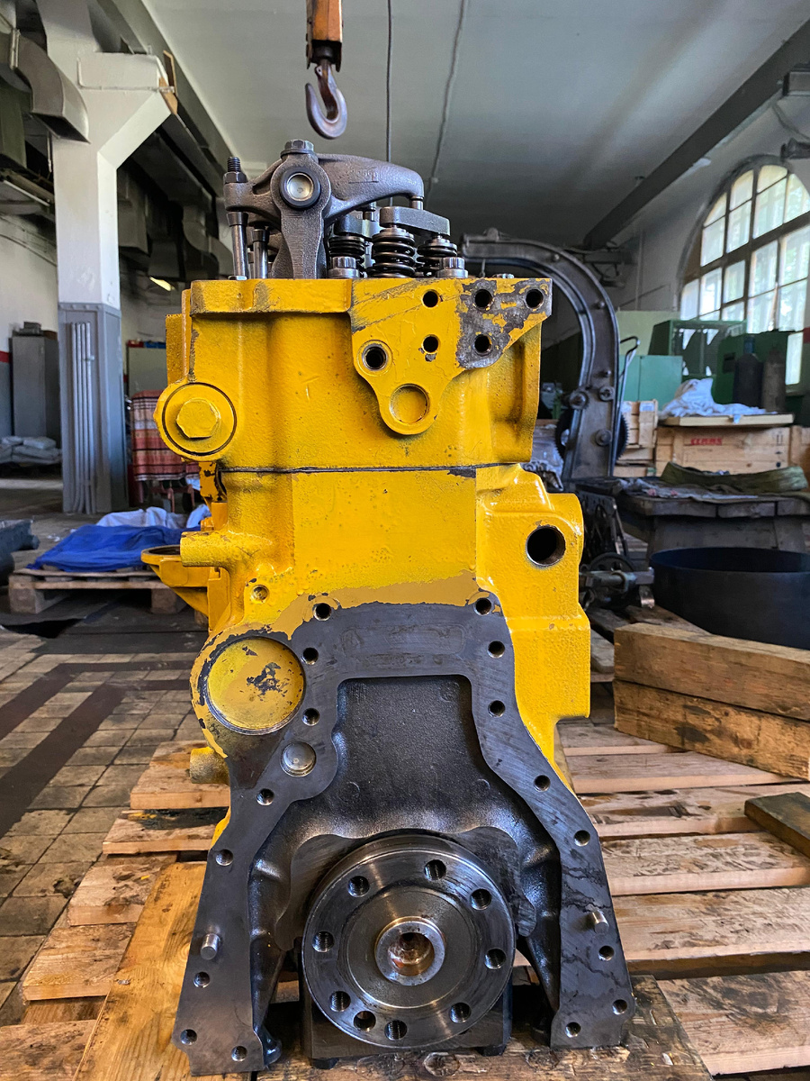 Склад ООО "Надежнве Машины" в Санкт-Петербурге. Cat C9 лонг блок - без навесного оборудования. 