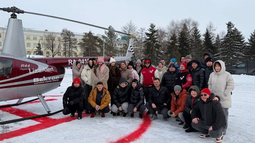 В центре Омска приземлился вертолет