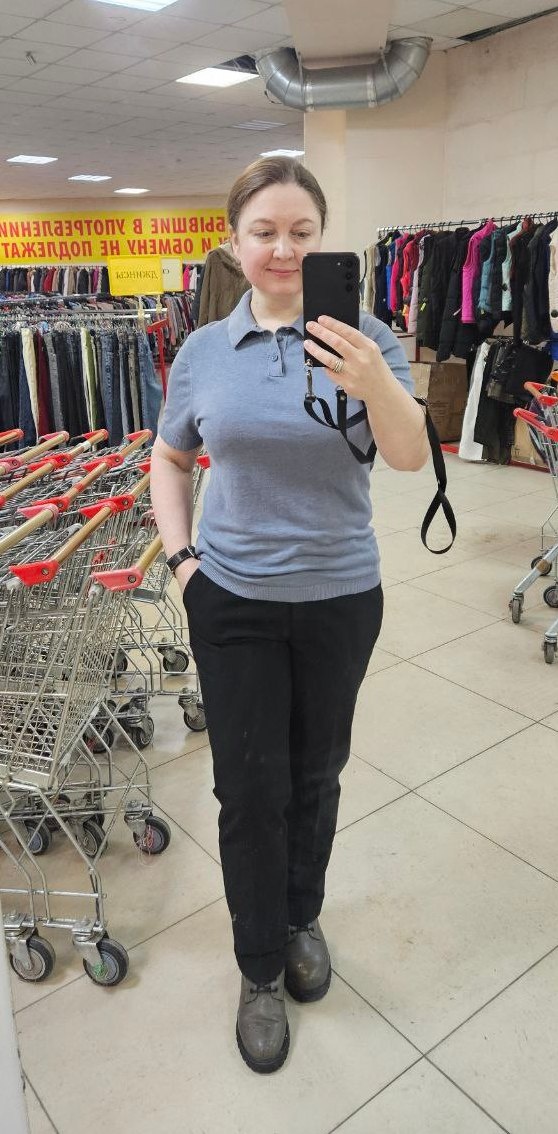 На мне футболка-поло COS из 100% льна и брюки российского бренда Bulaevich. Эти вещи я приобрела в магазинах Секонд Хенд.