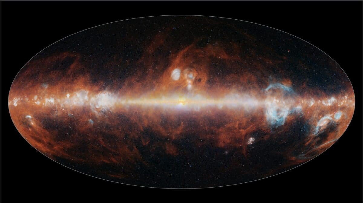    Карта всего неба над Землей в 102 цветах инфракрасного диапазона, полученная с помощью космического телескопа SPHEREx. Красным цветом на изображении показана космическая пыль, а синим — горячий газ (ключевые компоненты для формирования новых звезд и планет). Синие области также частично отражают свет звезд, а зеленые и белые тона «подчеркивают» галактики за пределами Млечного Пути. / © NASA / JPL-Caltech
