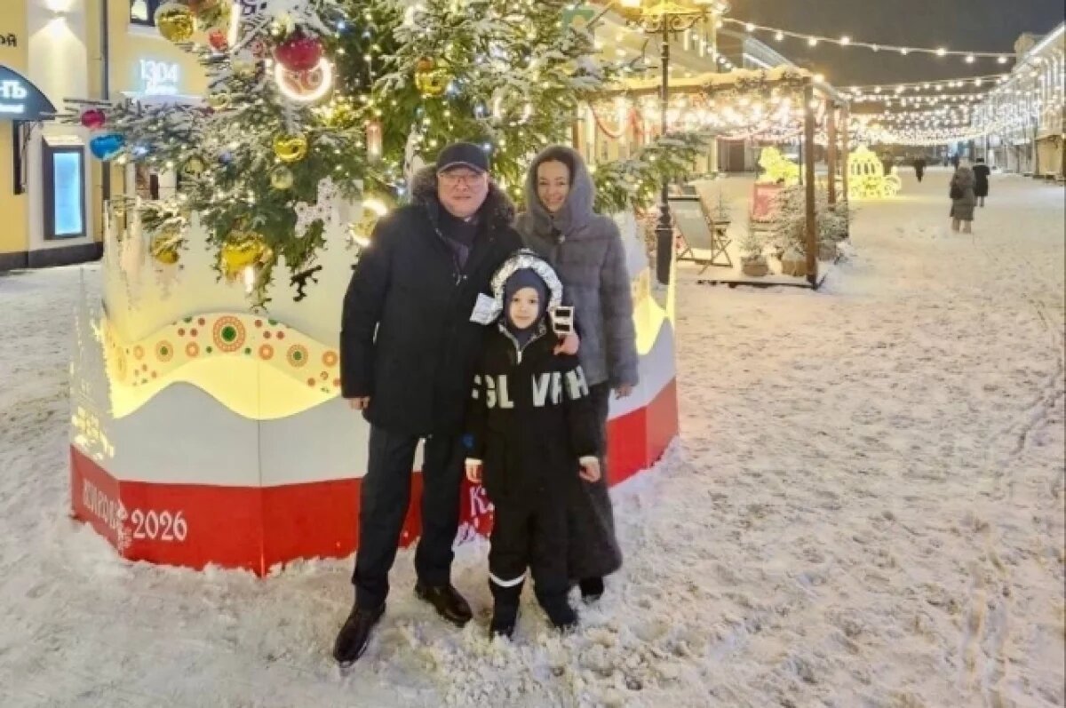    Губернатор пришёл на прогулочную улицу с семьёй.