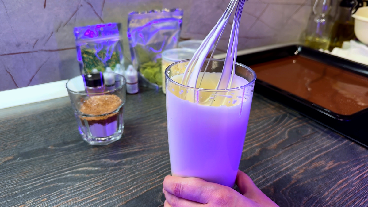 В галерее пошаговый пример приготовления бисквита на рулет