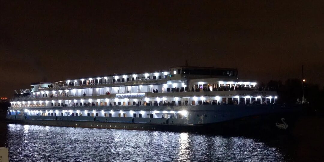 Суровая речная романтика: Теплоходы «Лебединое озеро» и «Москва-1» у причалов СРВ