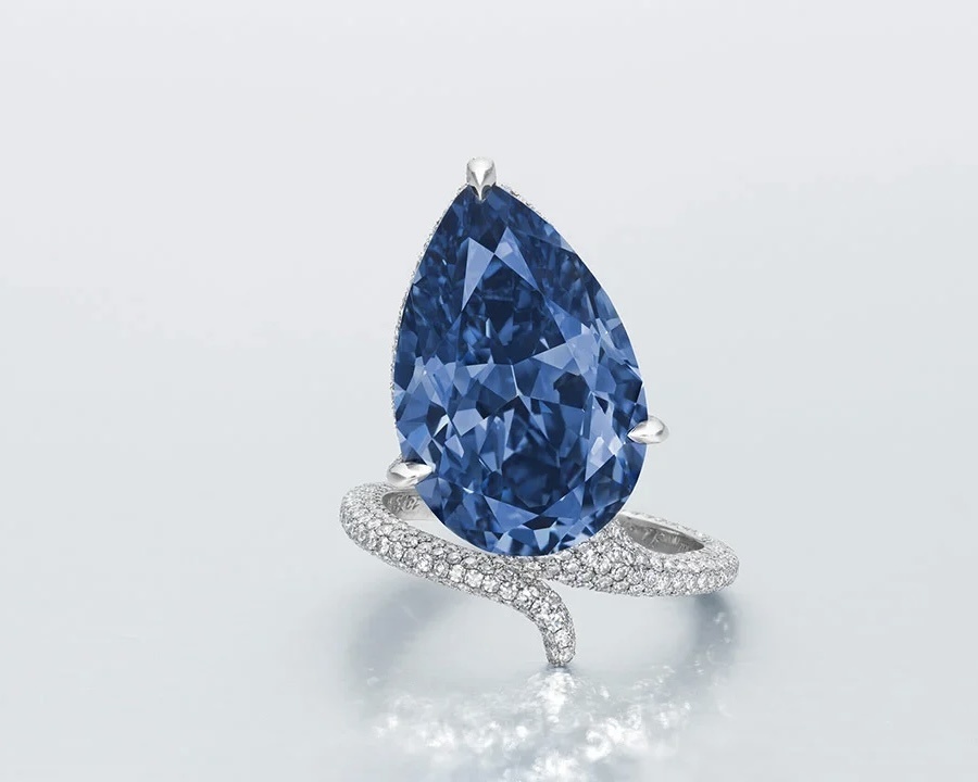 Итоговая цена: 20,5 млн швейцарских франков (≈ 25,6 млн долларов)
Прогноз до аукциона: 20–30 млн долларов
На ноябрьском аукционе Magnificent Jewels в Женеве было продано кольцо Mellon Blue с бриллиантом 9,51 карата, огранки «груша». Камень редкого ярко-синего цвета и высочайшей чистоты VVS1, что сделало его настоящей звездой торга.