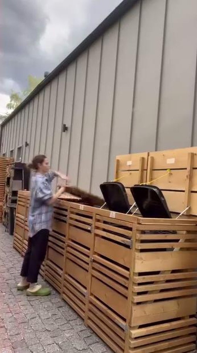    На даче создали зону для сортировки мусора. Фото: кадр из видео.