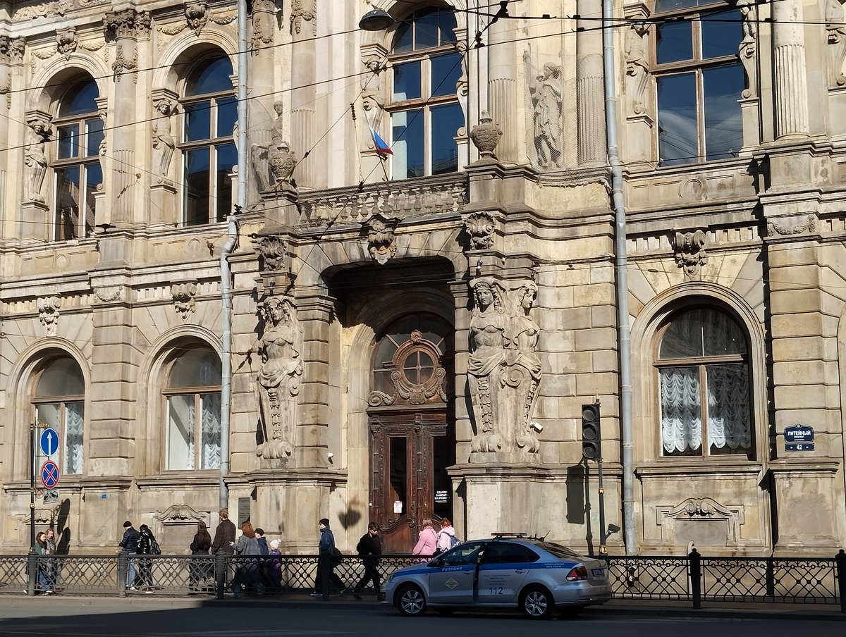 На улицах очень много сотрудников охраны, буквально каждые 10 метров