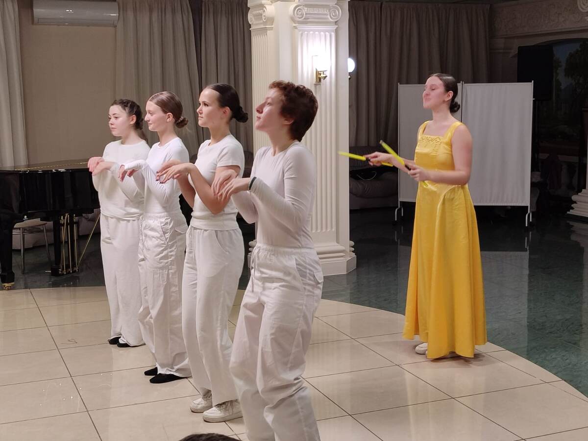 Сцена из спектакля