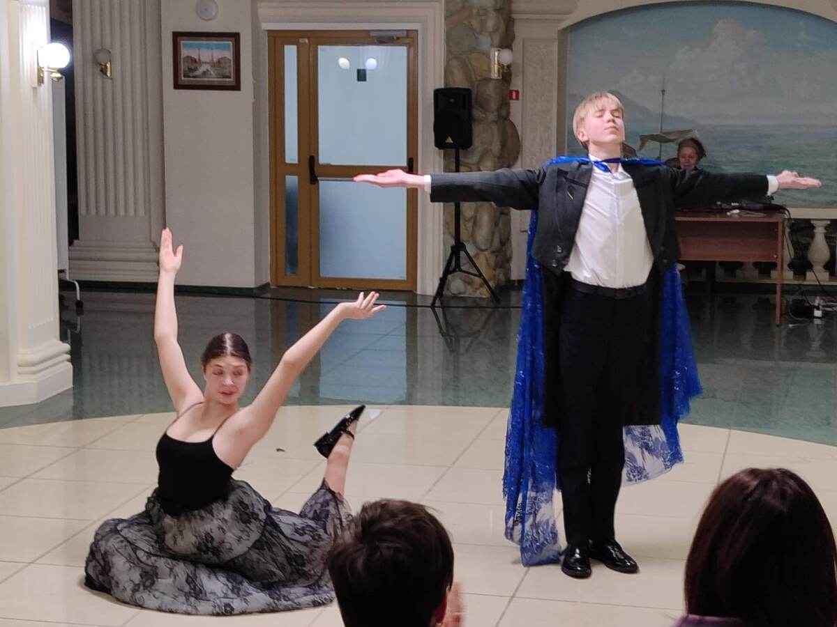 Сцена из спектакля