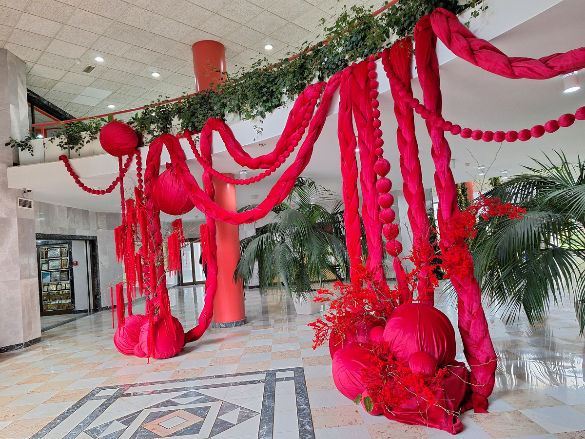 В холле гостиницы, на 1 этаже, нас встречает такая композиция