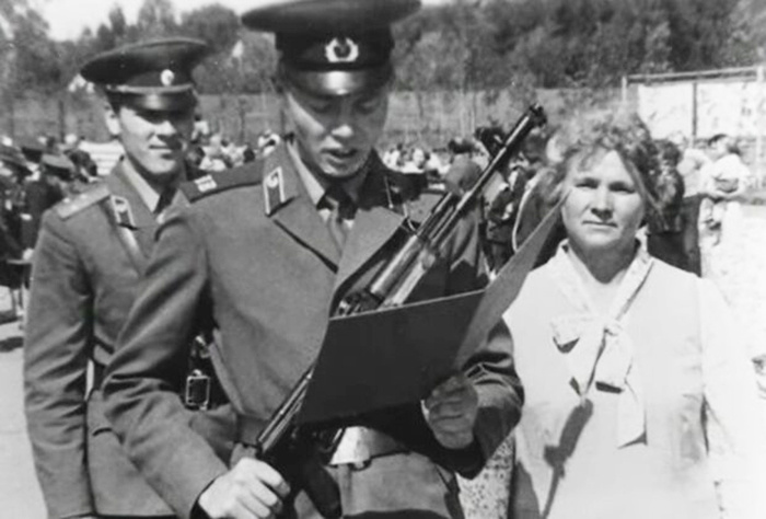 Артурас Сакалаускас с матерью в момент принесения присяги