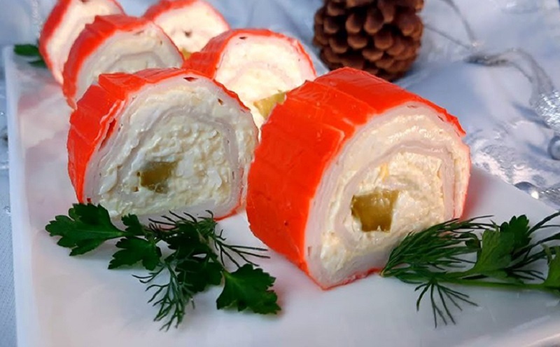 Минутные роллы из крабовых палочек: оригинальная закуска для новогоднего стола без лишних хлопот
