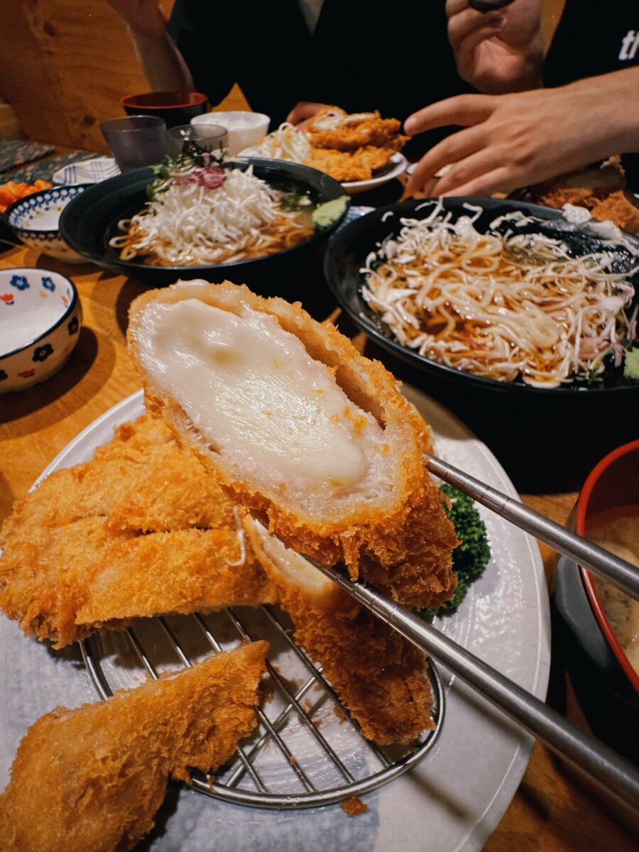 Тонка́цу — это классическое японское блюдо из свинины, обжаренной во фритюре до золотистой корочки. Мясо покрывают панировочными сухарями панко, которые делают котлету особенно хрустящей снаружи и сочной внутри. Чаще всего тонкацу готовят из двух частей свинины — нежного филе или более сочной вырезки.