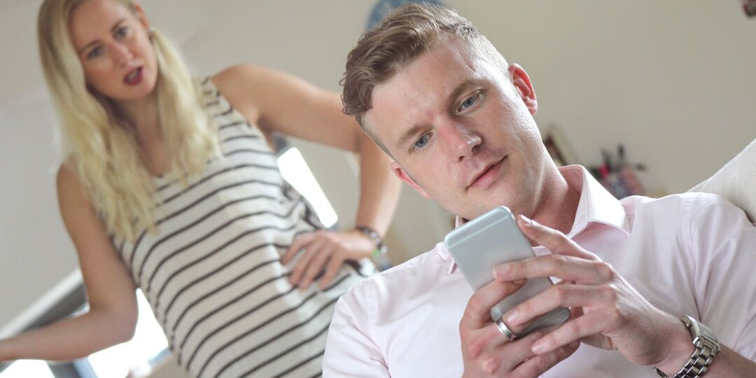 – Малыш растет. Не могу дождаться, когда уже все узнают, – я прочитала переписку мужа