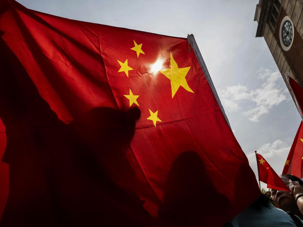    Люди несут китайские национальные флаги | © AP Photo / Chan Long Hei