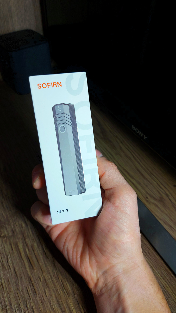 Фонарик Sofirn ST1 представляет собой компактный и мощный светодиодный фонарь, предназначенный для повседневного использования, туризма, охоты, рыбалки и других ситуаций.