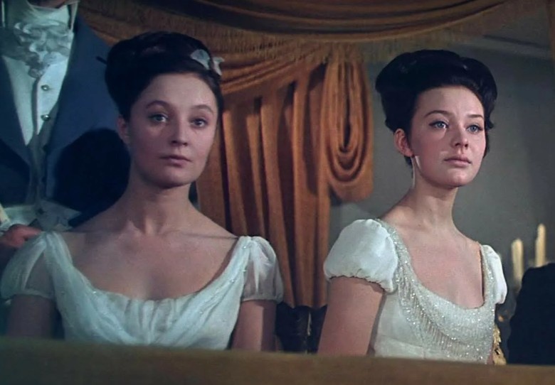 Соня в экранизации "Войны и мира" С. Бондарчука (слева) / logoslab.ru