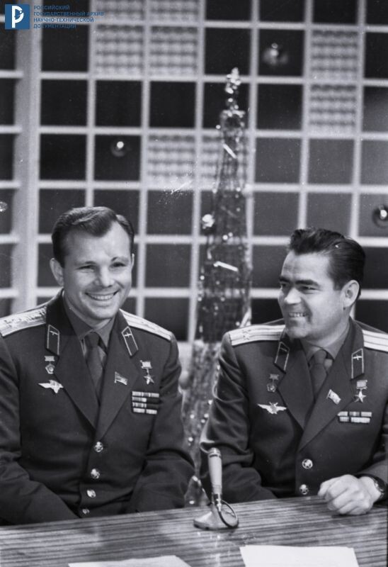 Летчики-космонавты СССР Ю.А. Гагарин и А.Г. Николаев во время новогоднего выступления на Центральной студии телевидения. 29.12.1964. Автор съемки В. Мастюков. РГАНТД. Арх. № 1-13489.