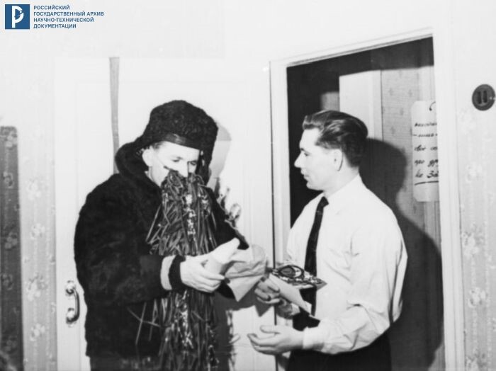 ''Дед Мороз'' – космонавт Г.С. Шонин – поздравляет члена первого отряда космонавтов Г. Нелюбова с Новым годом и вручает ему подарки. [до 1963 г.]. РГАНТД. Арх. № 0-2549. 