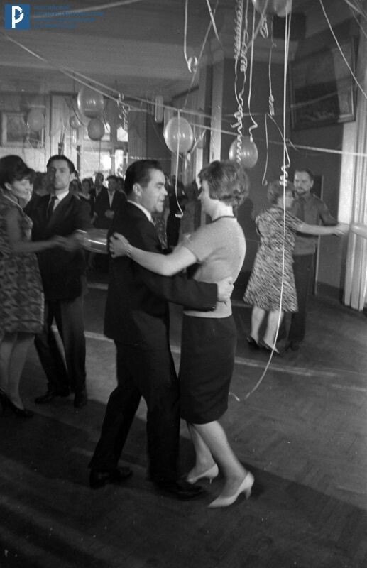 В.В. Терешкова и А.Г. Николаев танцуют на новогоднем вечере. 12.1962. РГАНТД. Арх. № 0-6004