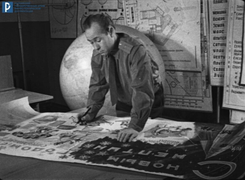 Космонавт А.А. Леонов в одном из классов ЦПК за оформлением новогоднего выпуска стенной газеты. [1964]. РГАНТД. Арх. № 0-6407б.