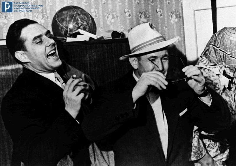 Космонавты В.М. Комаров и А.А. Леонов на новогоднем вечере. РГАНТД. Арх. № 1-17078.