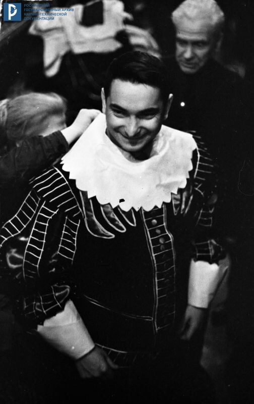 Летчик-космонавт СССР В.Ф. Быковский примеряет костюм мушкетера к новогоднему костюмированному балу. Звездный городок, 12.1964. РГАНТД. Арх. № 1-16641.