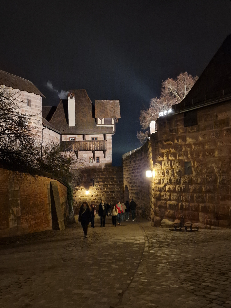 фото автора: крепость старинная в Нюрнберге. Муж сделал много красивых фото на зеркалку, я потом еще отдельный фоторепортаж сделаю, пока фото только мои, с телефона