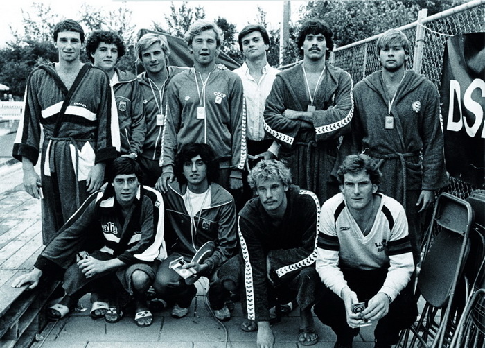 На соревнованиях. Игорь Росляков третий слева во втором ряду