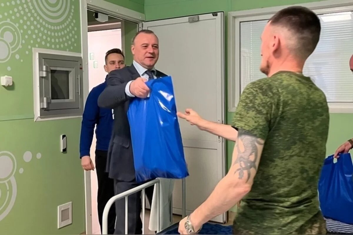    В Оренбурге дети, военнослужащие и курсанты получили подарки к Новому году