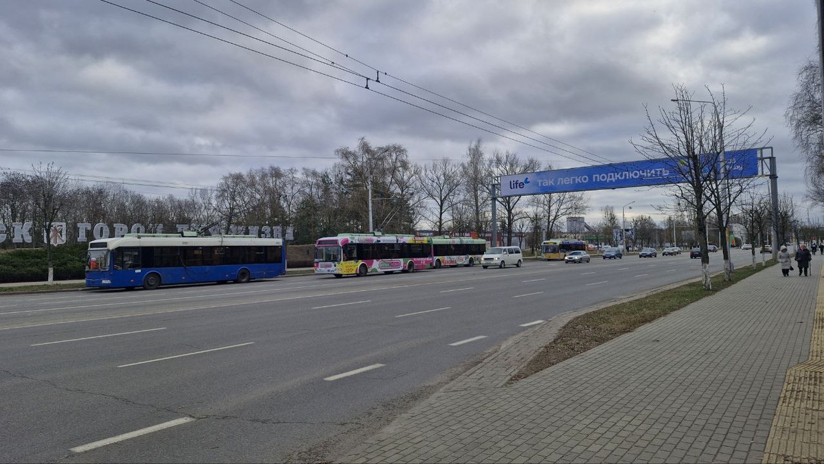    Грузовик с металлоломом оборвал троллейбусную линию на кольце ул. Минской ОБНОВЛЕНО В 14.40 снова началось движение по всем маршрутам