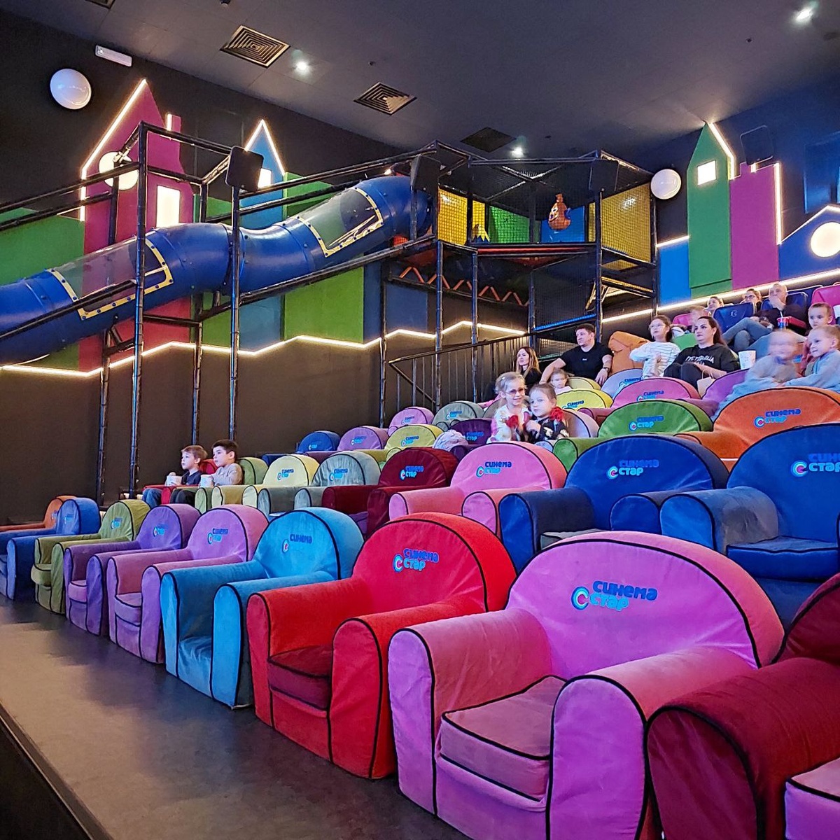 Ярким зал с большой горкой