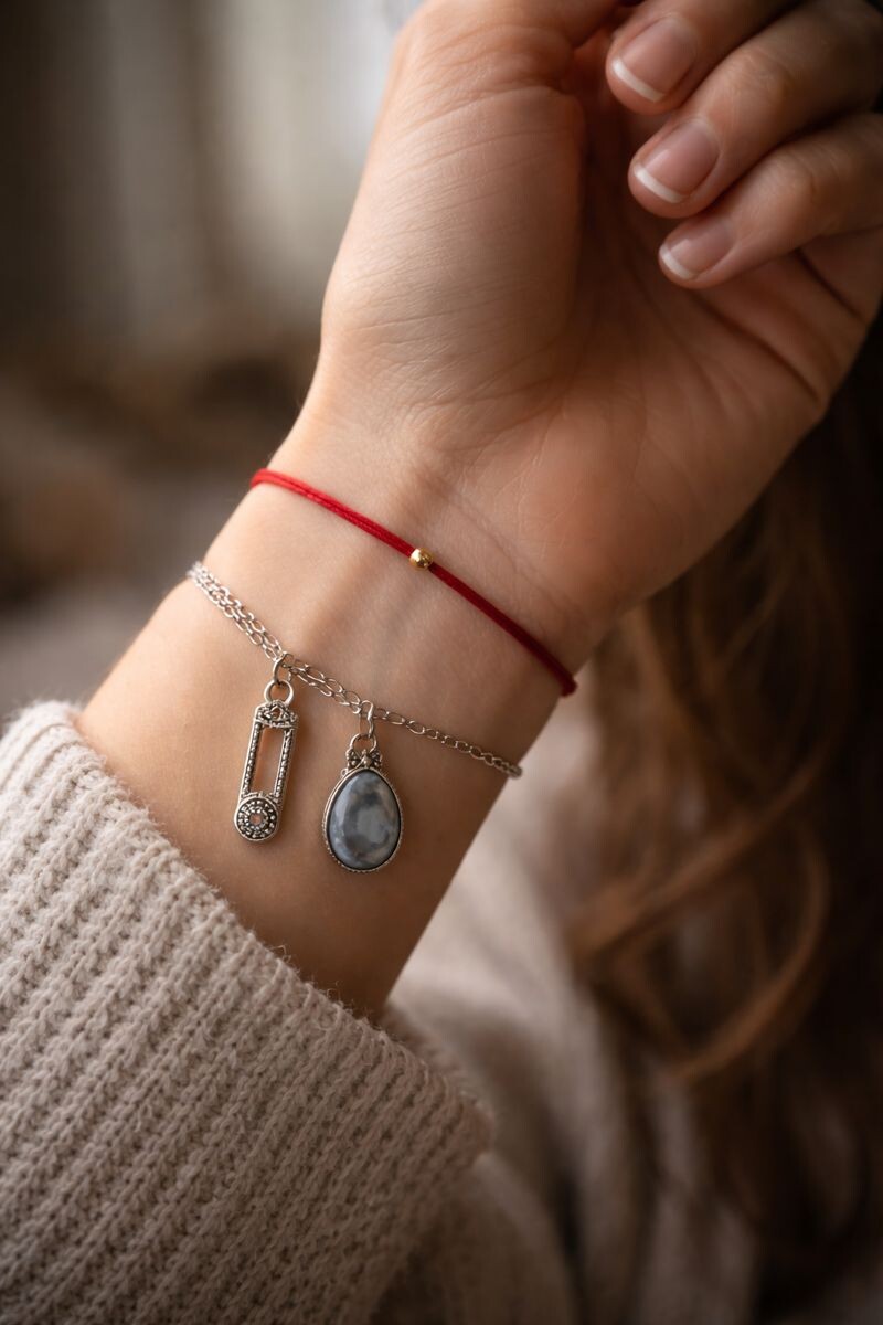 Красная нить и серебряные украшения от сглаза