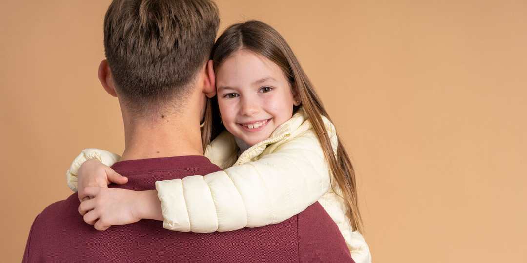 Отец привез Лизу в казенный дом, обнял на прощание, дал ей шоколадку и уехал. Явился только через двадцать лет в гости