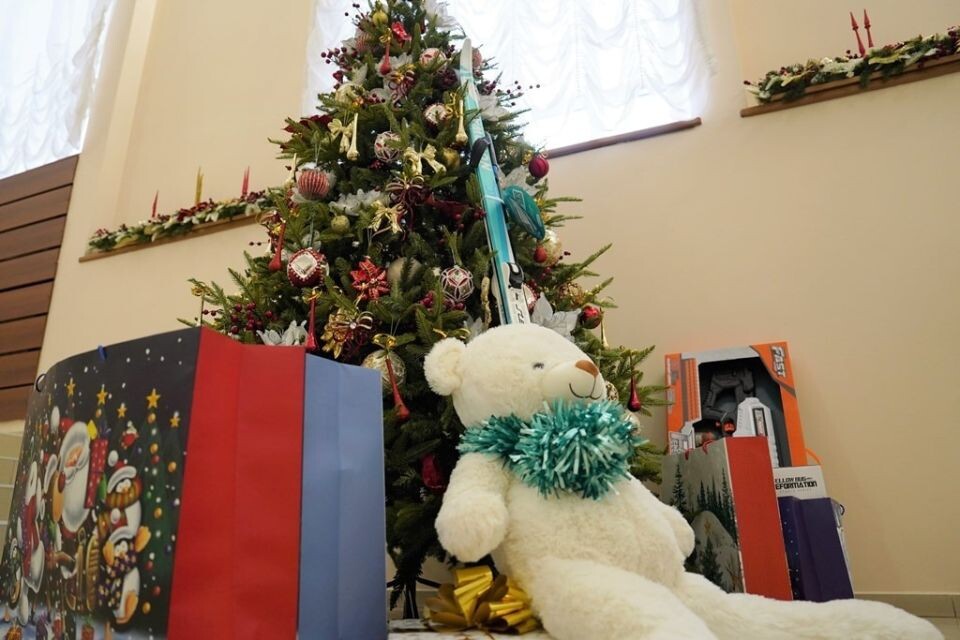    "Елка желаний" в Барнаульской гордуме. Источник: пресс-служба БГД